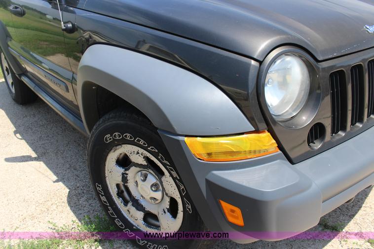 image for item F7847 2005 Jeep Liberty SUV