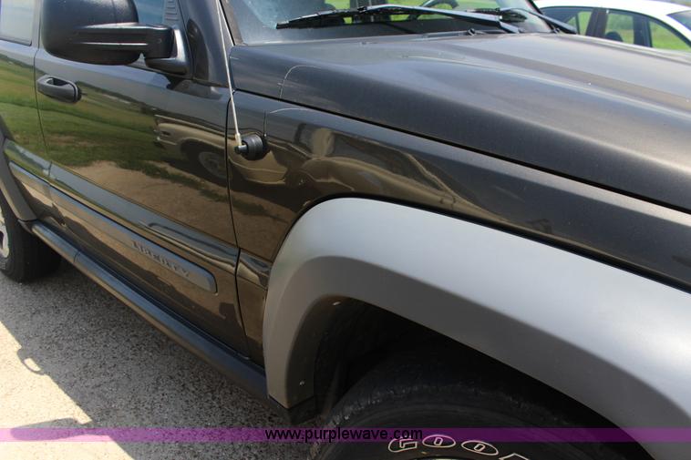 image for item F7847 2005 Jeep Liberty SUV