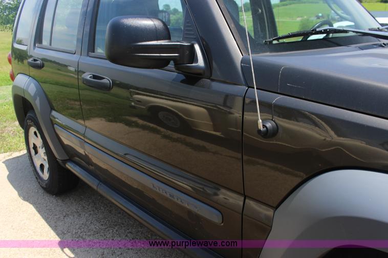 image for item F7847 2005 Jeep Liberty SUV