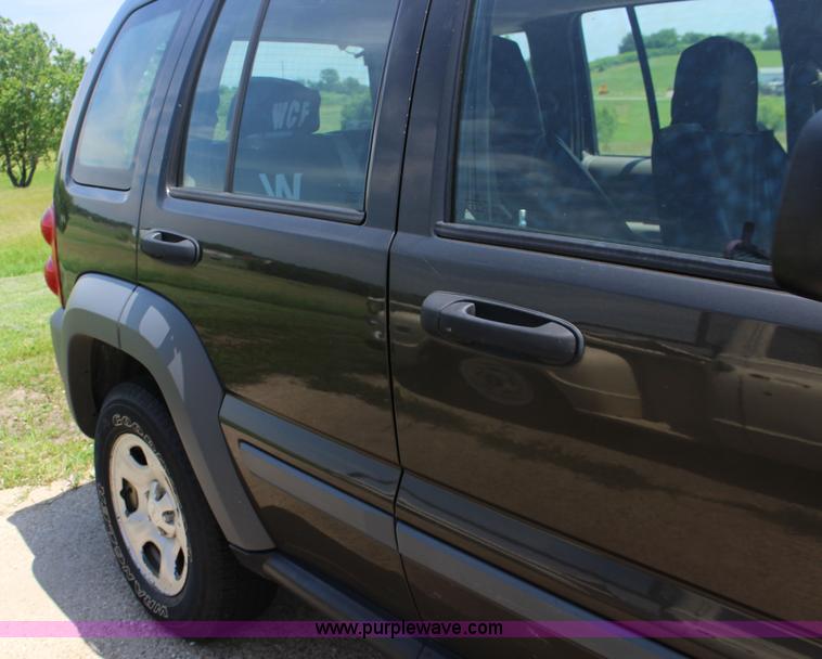 image for item F7847 2005 Jeep Liberty SUV
