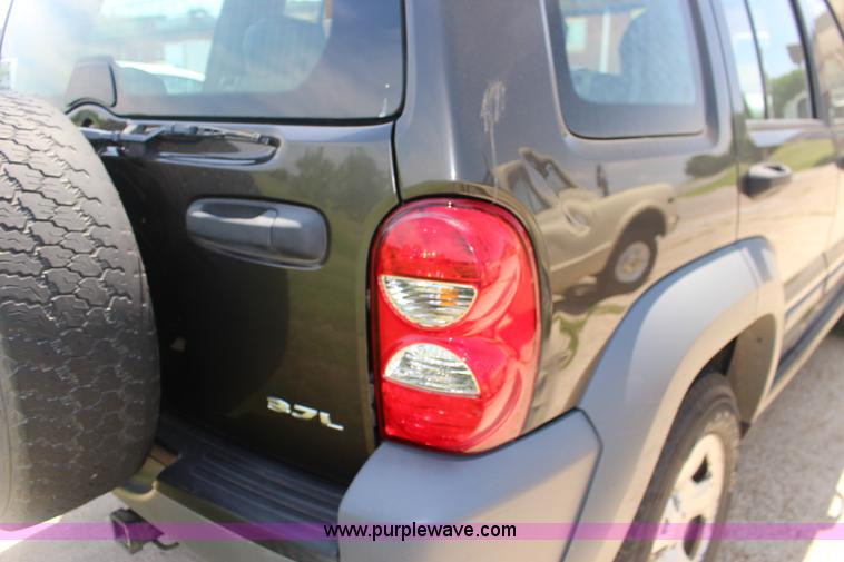 image for item F7847 2005 Jeep Liberty SUV