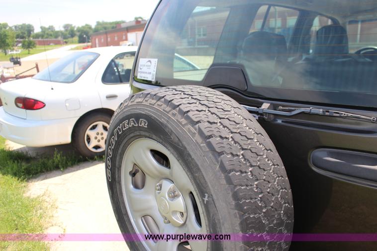 image for item F7847 2005 Jeep Liberty SUV