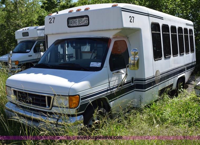 image for item H5001 2003 Ford Econoline E450 bus