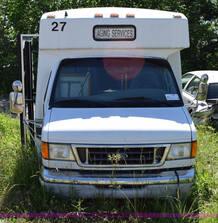 image for item H5001 2003 Ford Econoline E450 bus
