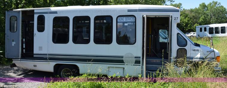 image for item H5001 2003 Ford Econoline E450 bus