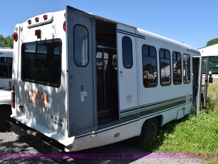 image for item H5001 2003 Ford Econoline E450 bus