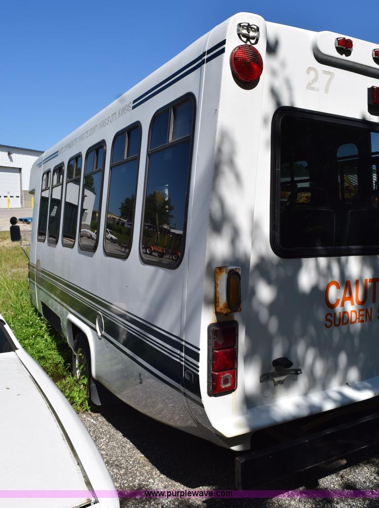 image for item H5001 2003 Ford Econoline E450 bus