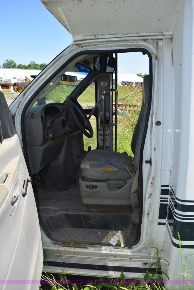 image for item H5001 2003 Ford Econoline E450 bus