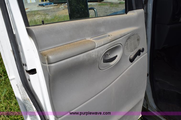 image for item H5001 2003 Ford Econoline E450 bus