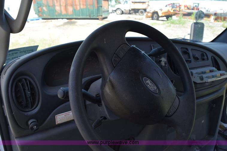 image for item H5001 2003 Ford Econoline E450 bus