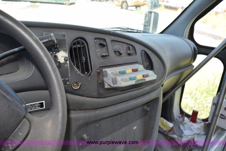 image for item H5001 2003 Ford Econoline E450 bus