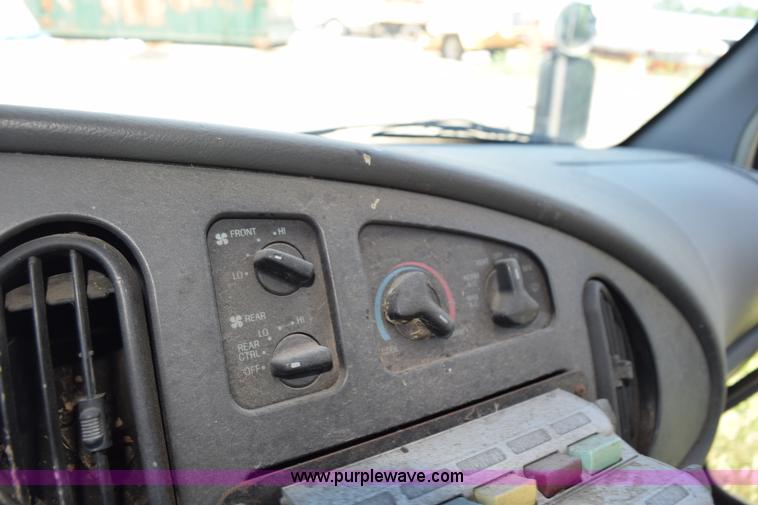 image for item H5001 2003 Ford Econoline E450 bus
