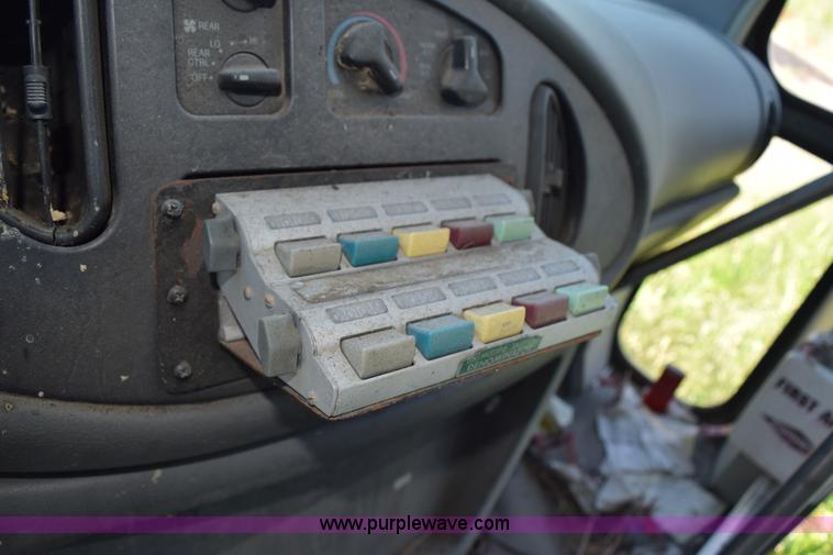 image for item H5001 2003 Ford Econoline E450 bus