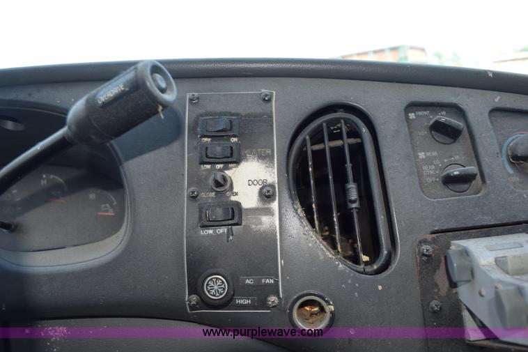 image for item H5001 2003 Ford Econoline E450 bus