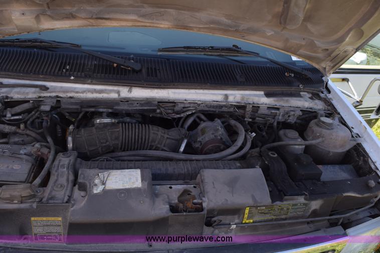 image for item H5001 2003 Ford Econoline E450 bus