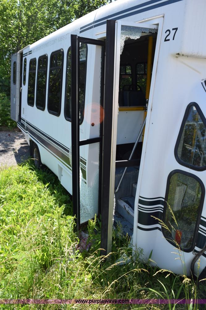 image for item H5001 2003 Ford Econoline E450 bus