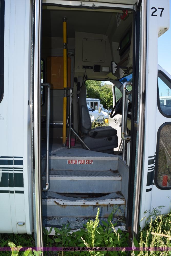 image for item H5001 2003 Ford Econoline E450 bus