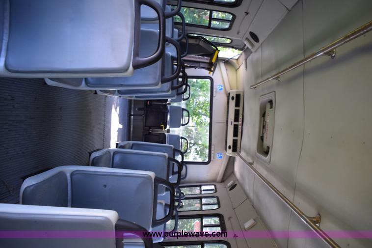 image for item H5001 2003 Ford Econoline E450 bus