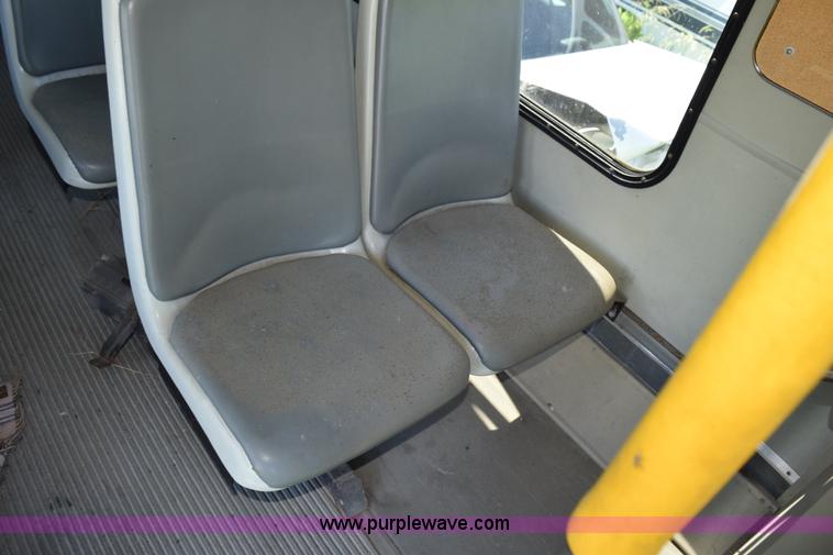 image for item H5001 2003 Ford Econoline E450 bus