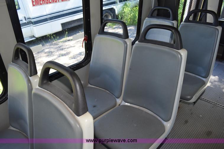 image for item H5001 2003 Ford Econoline E450 bus