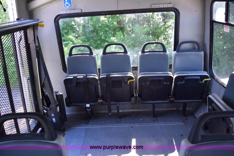 image for item H5001 2003 Ford Econoline E450 bus