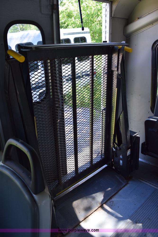 image for item H5001 2003 Ford Econoline E450 bus