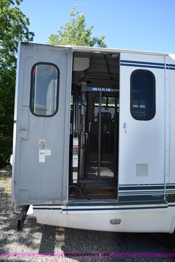 image for item H5001 2003 Ford Econoline E450 bus