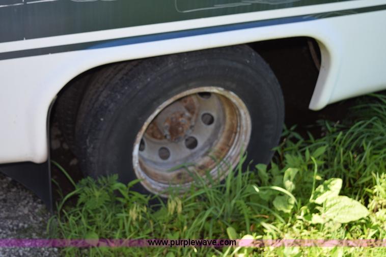 image for item H5001 2003 Ford Econoline E450 bus