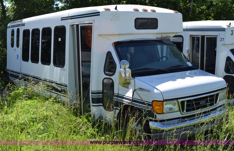 image for item H5002 2003 Ford Econoline E450 bus