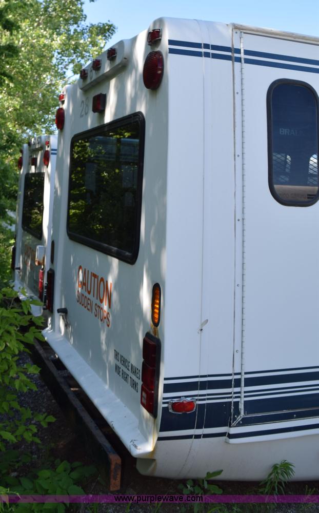 image for item H5002 2003 Ford Econoline E450 bus