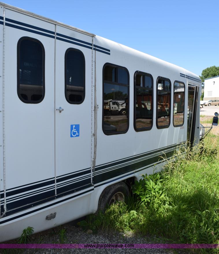 image for item H5002 2003 Ford Econoline E450 bus