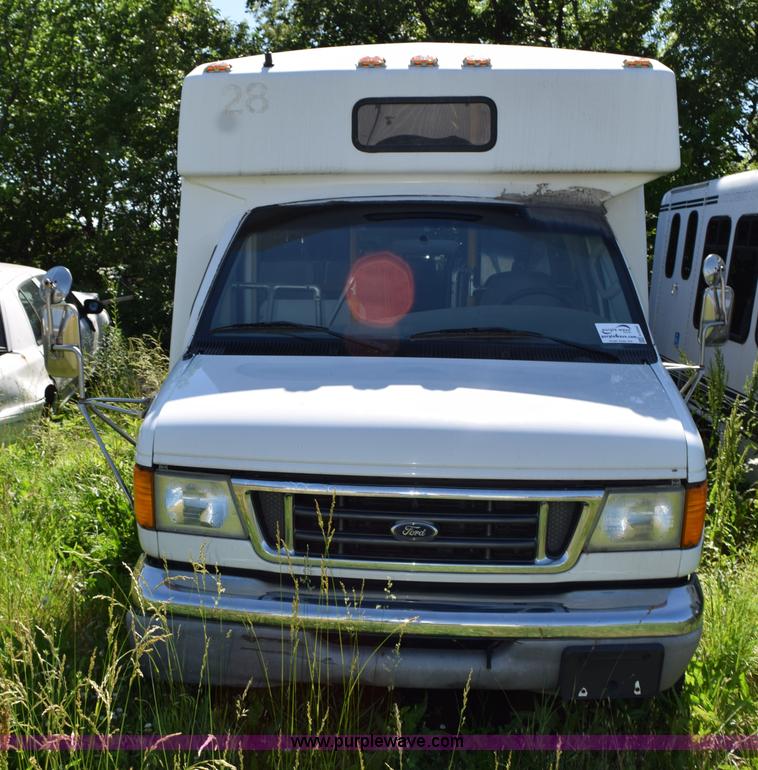 image for item H5002 2003 Ford Econoline E450 bus