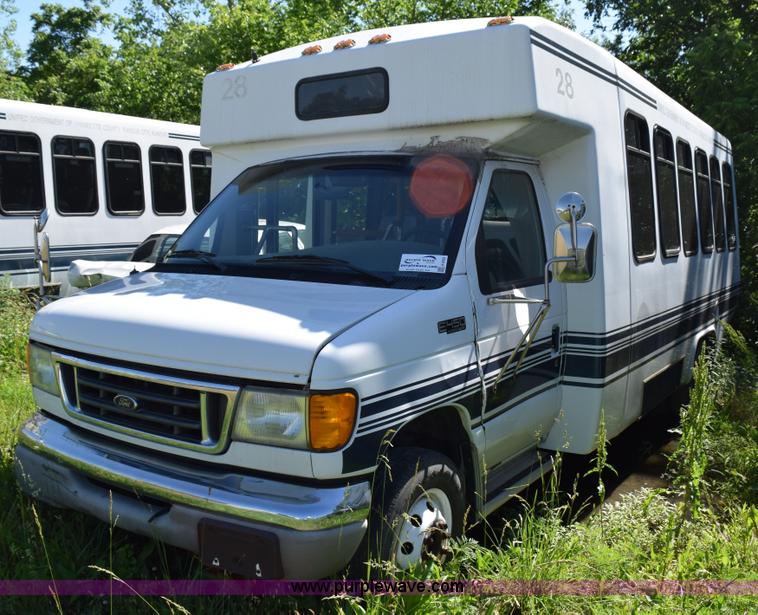 image for item H5002 2003 Ford Econoline E450 bus