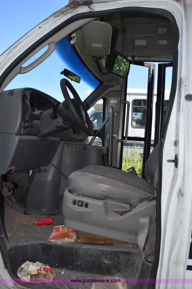 image for item H5002 2003 Ford Econoline E450 bus