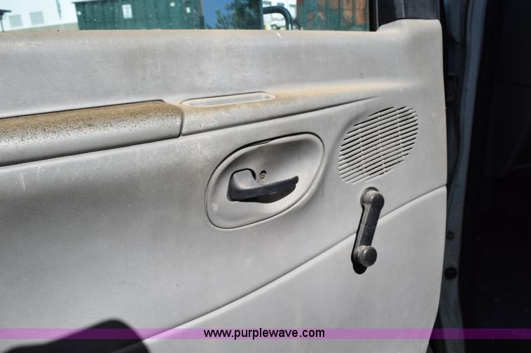 image for item H5002 2003 Ford Econoline E450 bus