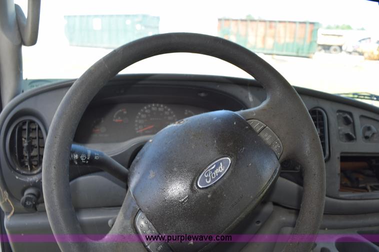 image for item H5002 2003 Ford Econoline E450 bus