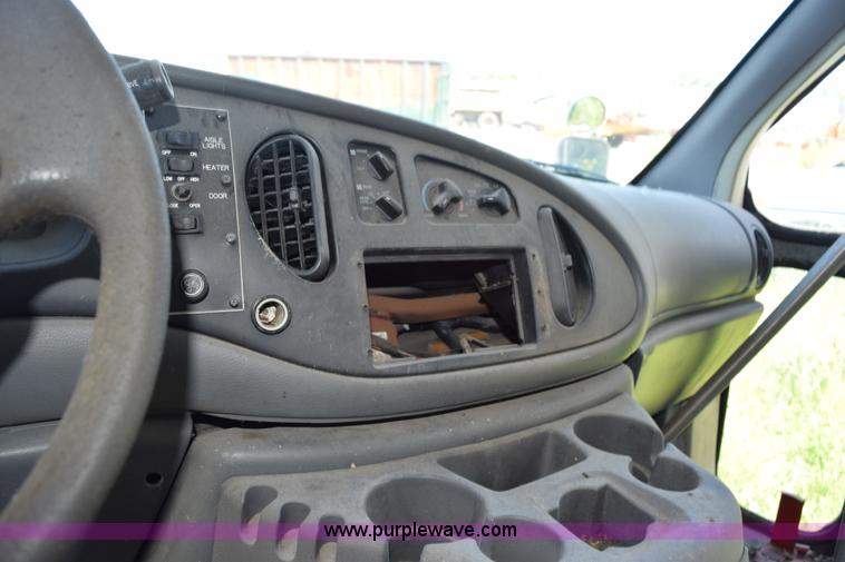 image for item H5002 2003 Ford Econoline E450 bus