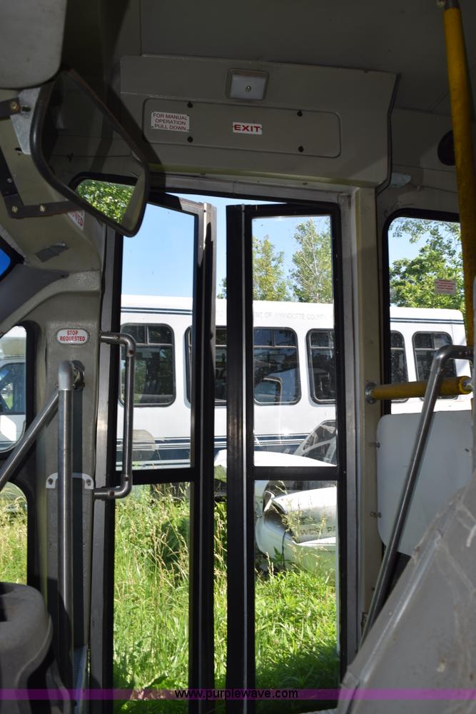 image for item H5002 2003 Ford Econoline E450 bus