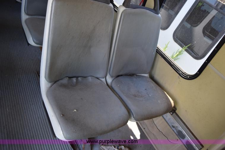 image for item H5002 2003 Ford Econoline E450 bus