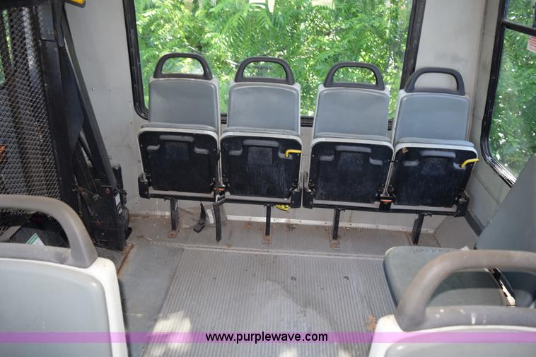 image for item H5002 2003 Ford Econoline E450 bus