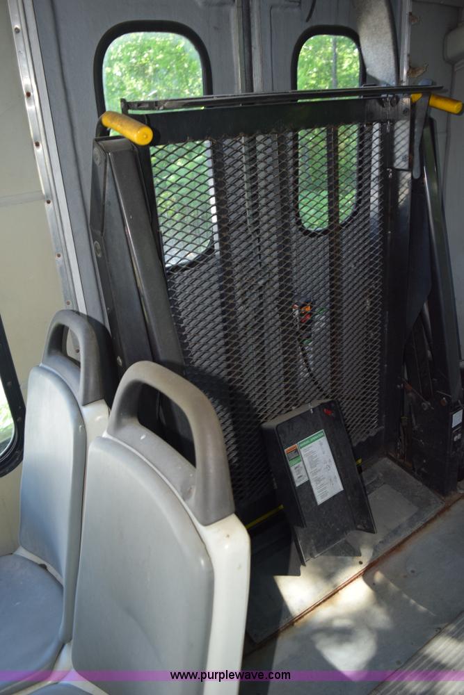 image for item H5002 2003 Ford Econoline E450 bus