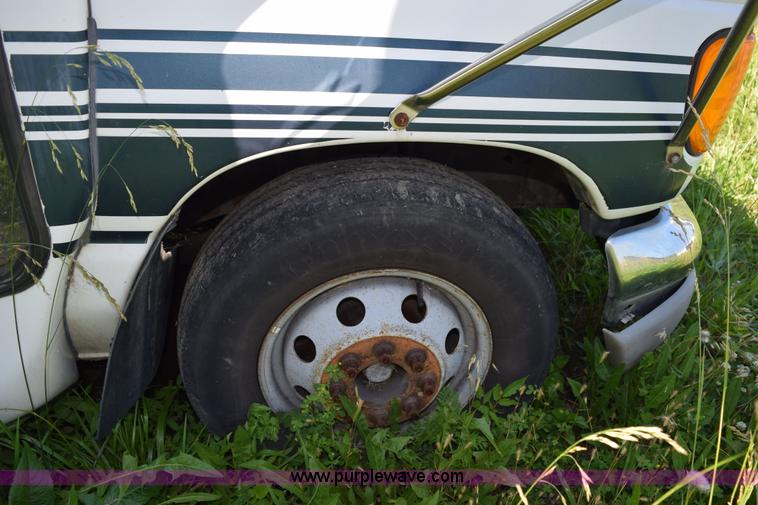 image for item H5002 2003 Ford Econoline E450 bus