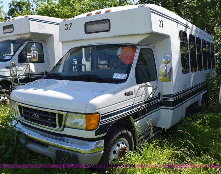 image for item H5003 2003 Ford Econoline E450 bus