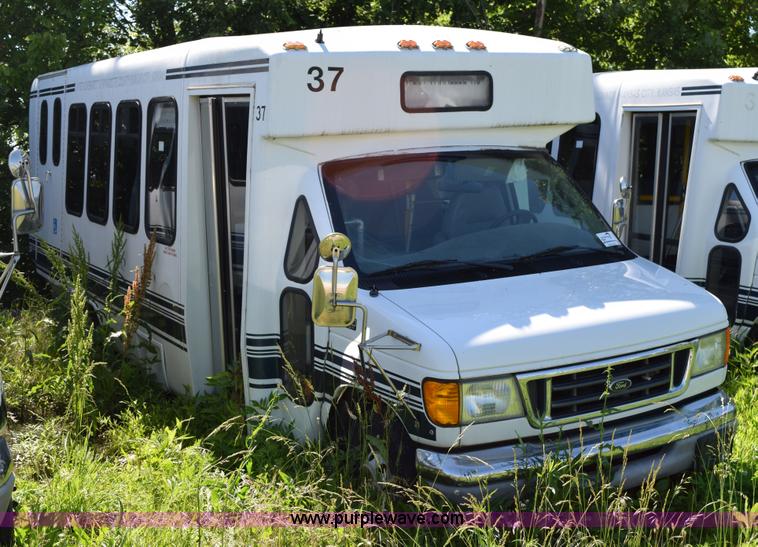 image for item H5003 2003 Ford Econoline E450 bus