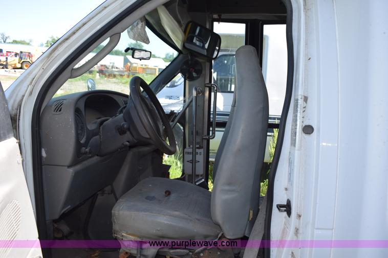 image for item H5003 2003 Ford Econoline E450 bus