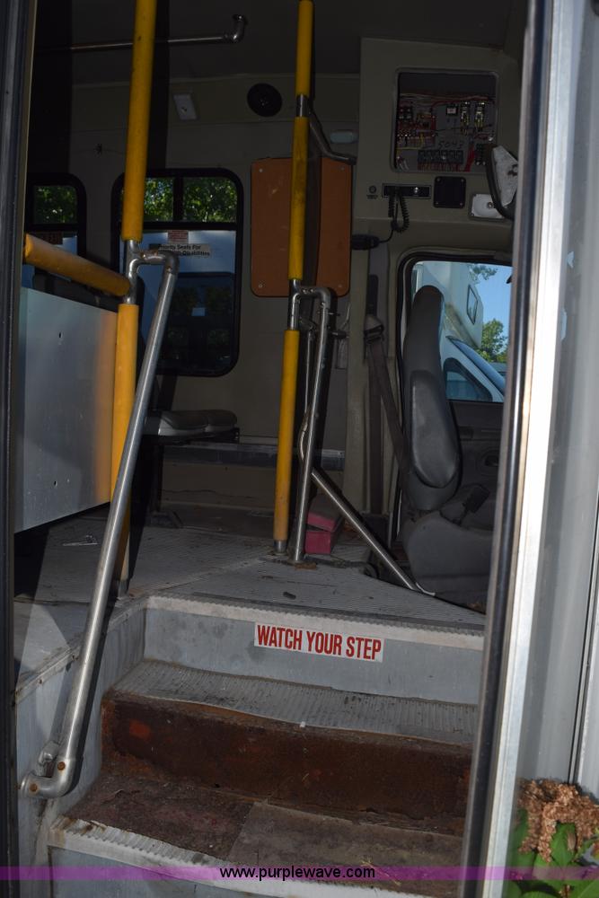 image for item H5003 2003 Ford Econoline E450 bus