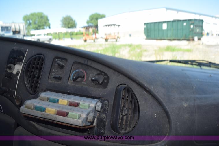 image for item H5003 2003 Ford Econoline E450 bus