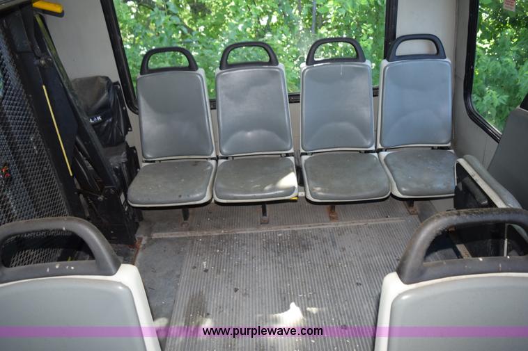 image for item H5003 2003 Ford Econoline E450 bus