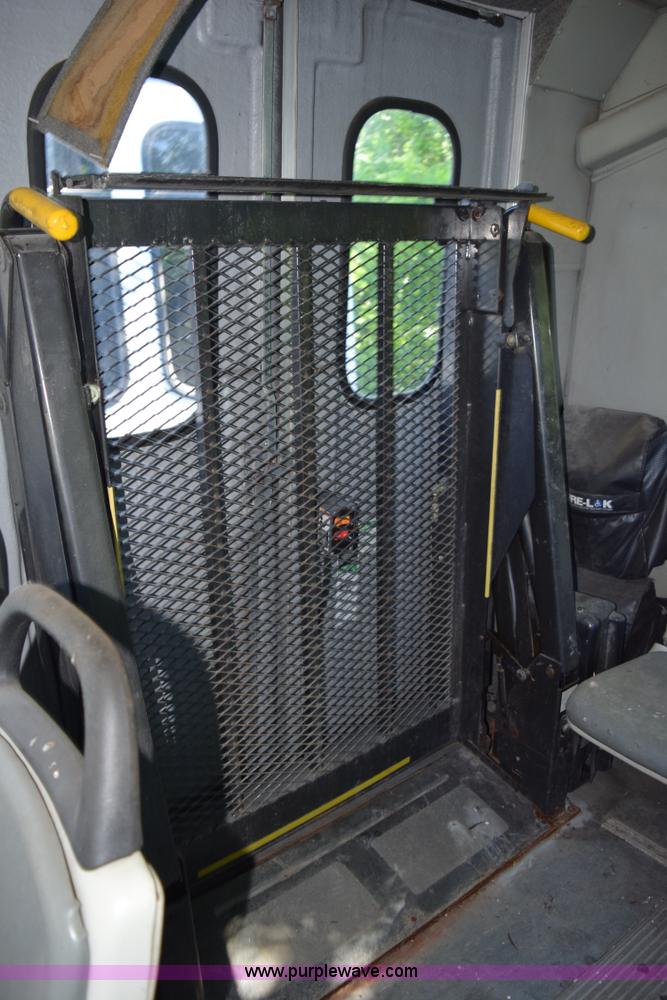 image for item H5003 2003 Ford Econoline E450 bus