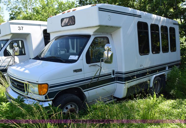 image for item H5004 2003 Ford Econoline E450 bus